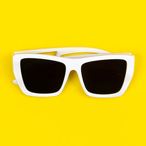 sonnebrille auf gelben hintergrund