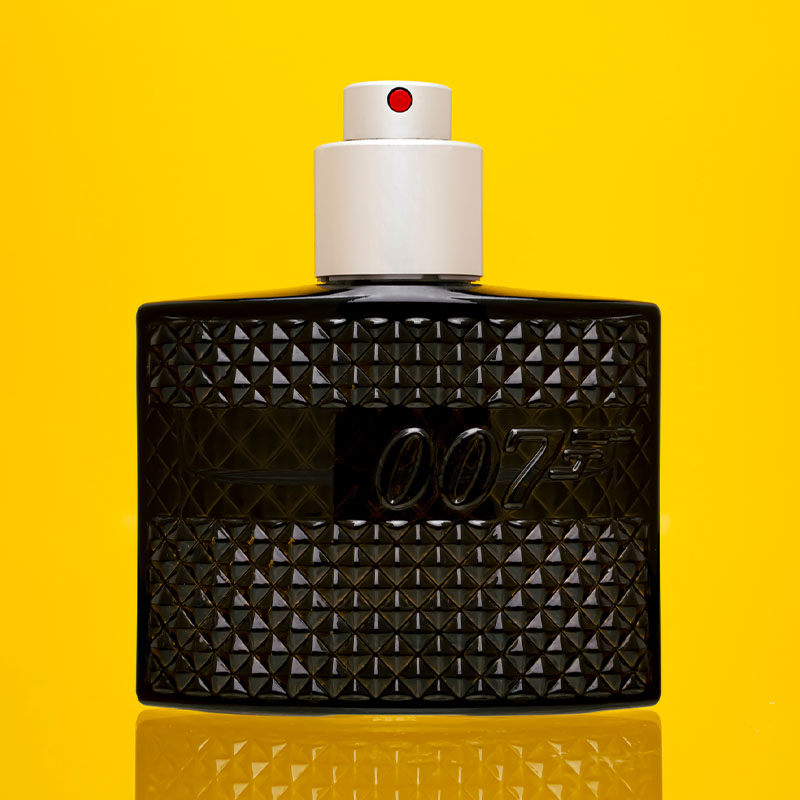 produktfotografie für parfüms mit gelben hintergrund