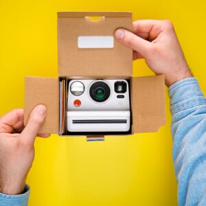unboxing video von einem mann der eine box auspackt