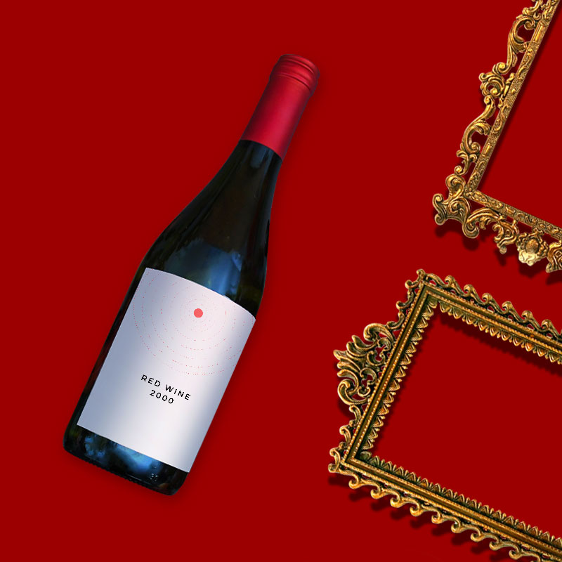 rotwein-flatlay Flasche Rotwein liegend auf einem roten Untergrund